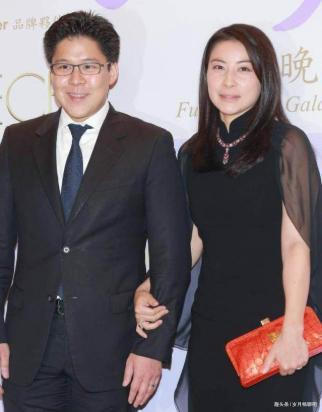 豪門|霍啟剛真“自戀”,讓三娃在飯桌上看自己上電視,豪門飯桌真簡(jiǎn)單