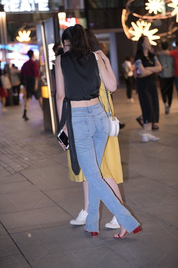 修身长裙 深灰色修身长裙,上身舒适,时尚大气