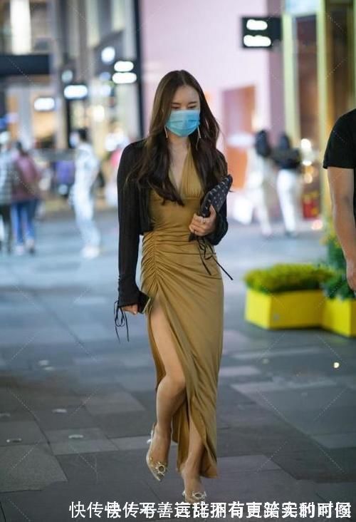 轻熟|姜黄色褶皱高开叉长裙,外披黑色开衫,优雅美丽尽显轻熟的美