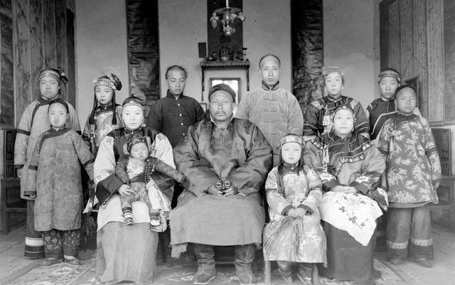 贪官|这才是清朝官员真实形象：个个好大的官威，图9才是大贪官和珅真实相貌