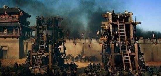 专家|古时攻城时,为何没人去推梯子,反拿石头砸?专家:你推个试试!