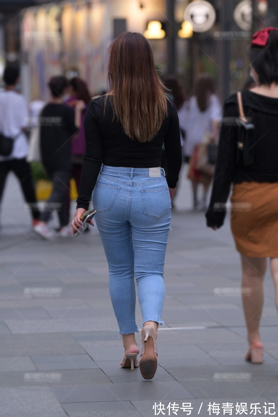 用力过猛 微胖型身材,利用黑色穿出显瘦的美,配上牛仔裤简约修身