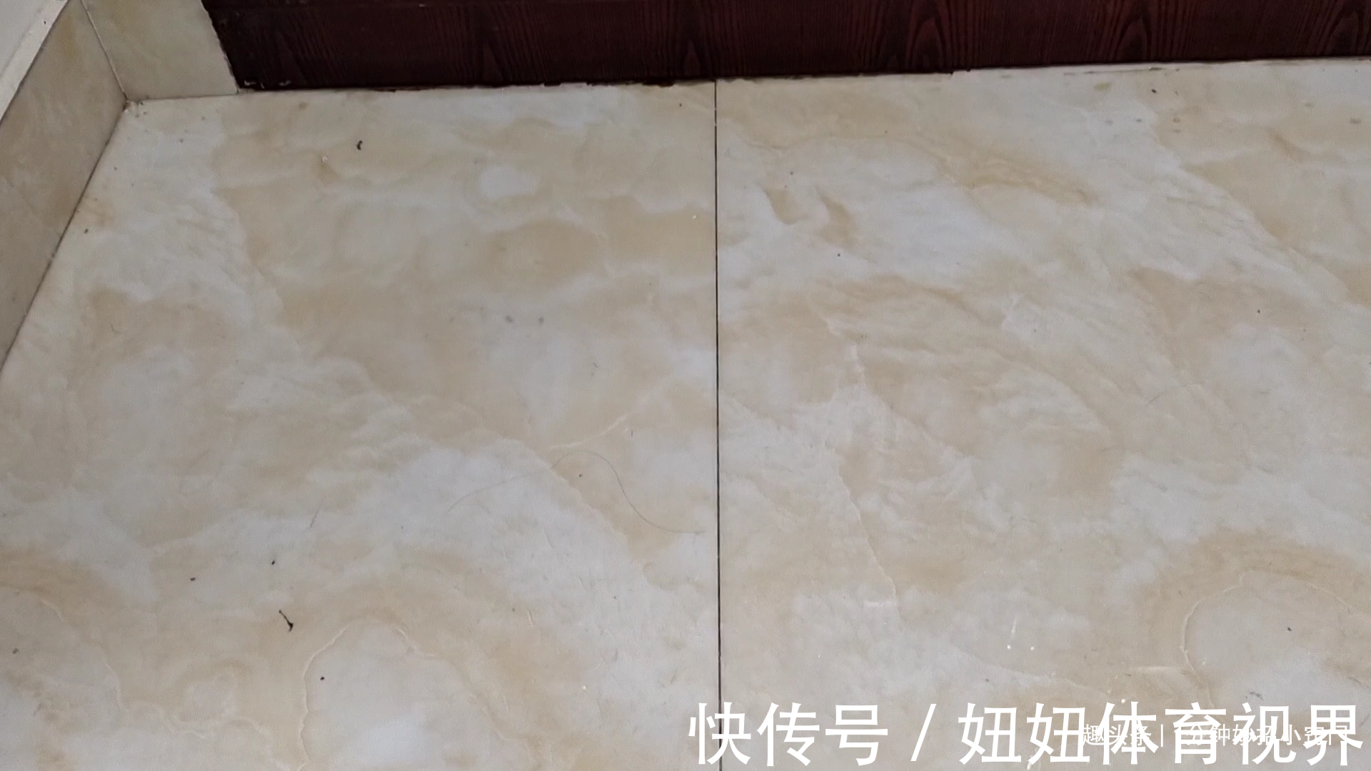 白醋|清水拖地等于白拖,在水里倒一点,拖完干净不落灰,方法太实用