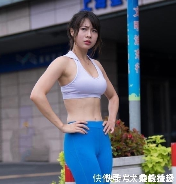 打底裤|街拍:丰满成熟的紧身打底裤美女,勾勒出完美身材曲线!