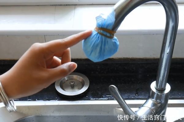 水龙头上套个一次性口罩太厉害了,我也是刚知道,一年能省不少钱