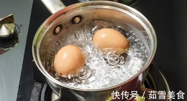 营养师：水煮鸡蛋是最有营养吃法，教你一招，让蛋黄软嫩、不噎人
