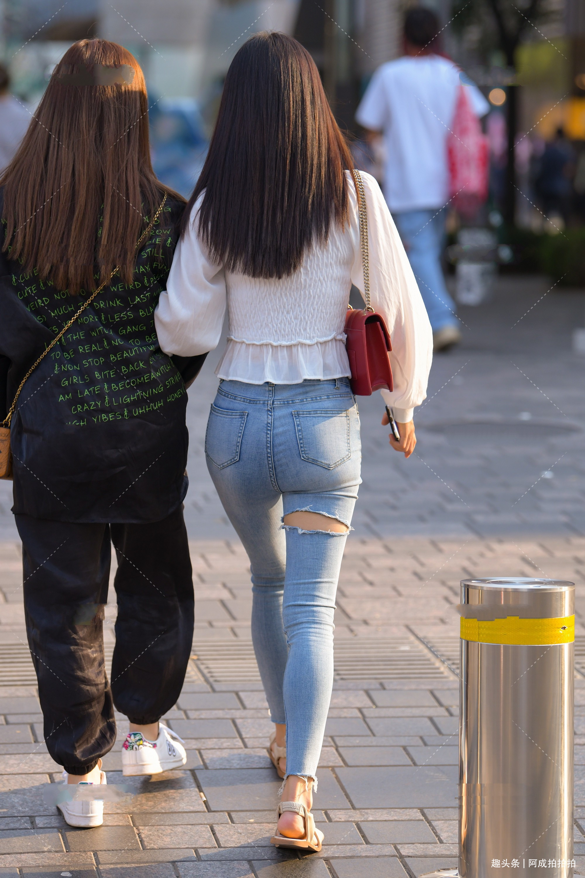 白色方领雪纺衫,初秋穿着正合适,搭配牛仔裤简单大方