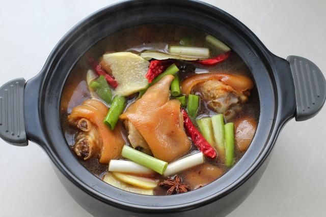 猪蹄这样做真叫一个香，色泽红润软烂入味，健康营养胶原蛋白满满