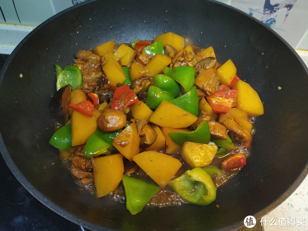 尖椒块|炒鸡肉时，先焯水还是直接炒？不少人搞错了，难怪鸡肉不嫩还发柴
