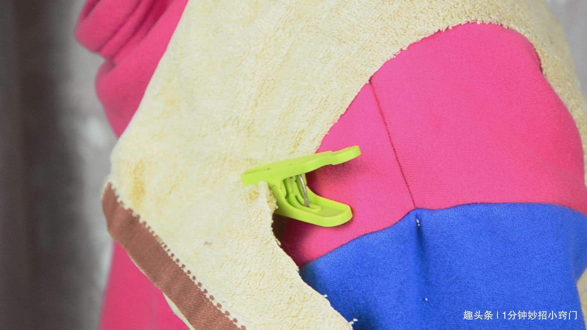 毛巾中间剪个洞，再也不用每天都洗衣服了，值得宝妈们学起来