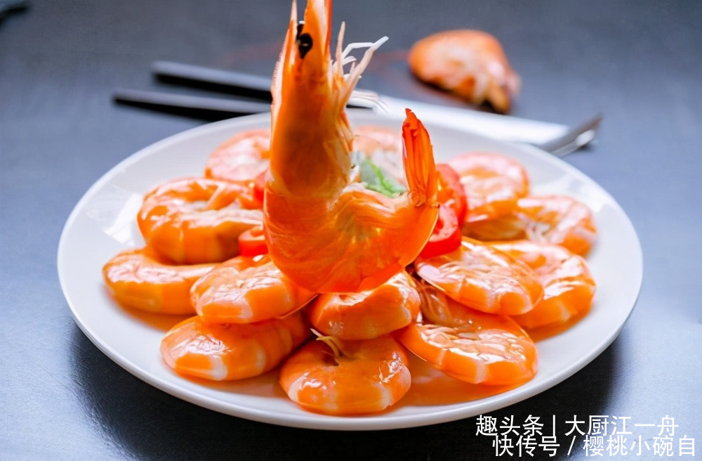 过年时做白灼大虾,先下锅就错啦,难怪虾肉发腥发柴,这样做才对