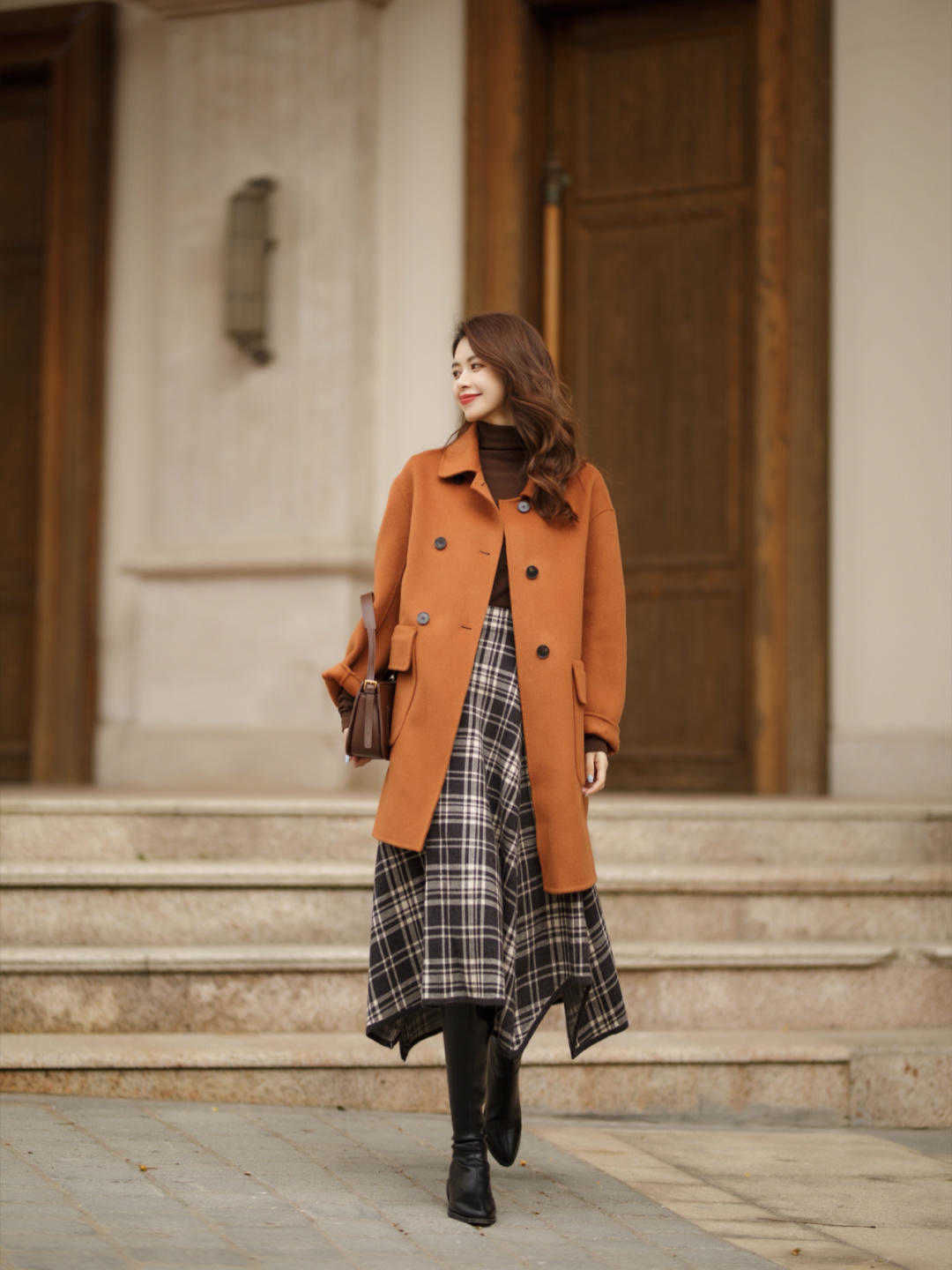 风衣|终于明白小个子的“穿搭精髓”，印花上衣搭配牛仔裤，显高显瘦