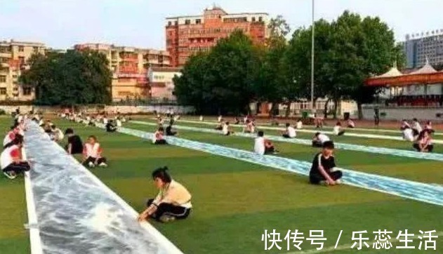 成墨#美术教师耗时38年,画7500米长的画,如今欠债80万,要卖房抵债