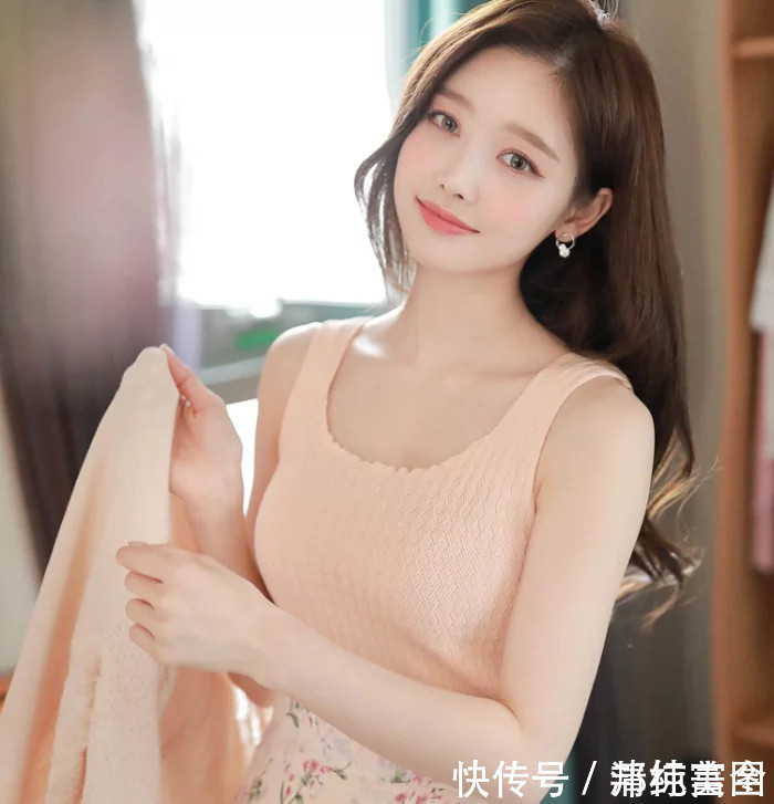 清纯丨慵懒水嫩美女高清写真，人见人爱的俏皮小美女