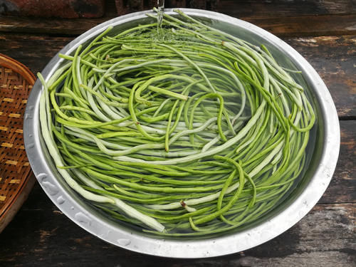 簸箕|这蔬菜1元1斤,晒干比新鲜的好吃,我家每年晒几十斤,炒肉吃最香