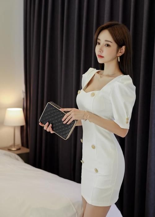 清雅纯洁搭肩中袖连衣裙，自然曼妙展现孙允珠时尚活力