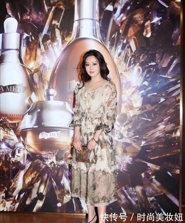 穿搭 章小蕙天生“贵妇气质”,穿黑色深V连衣裙,华丽贵气还优雅