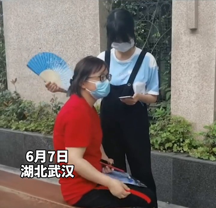 考场|高考生在考场外边看手机复习边给妈妈扇扇子，网友大赞：心态满分