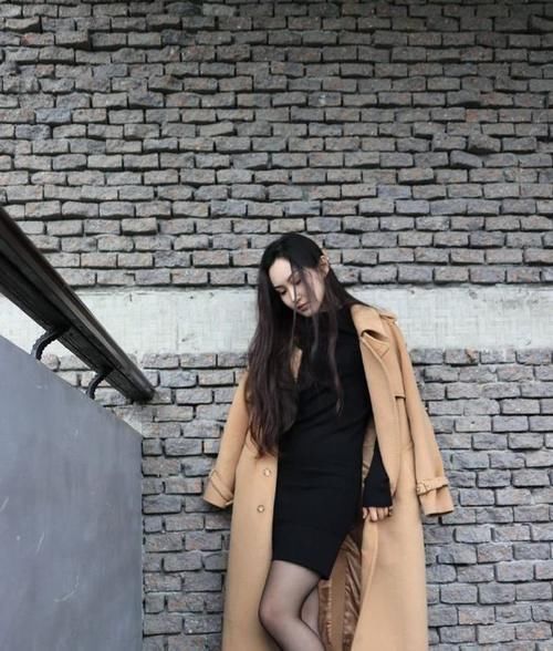 风衣 黑丝袜搭配卡其色大衣,好身材诺隐诺现,时尚百搭!