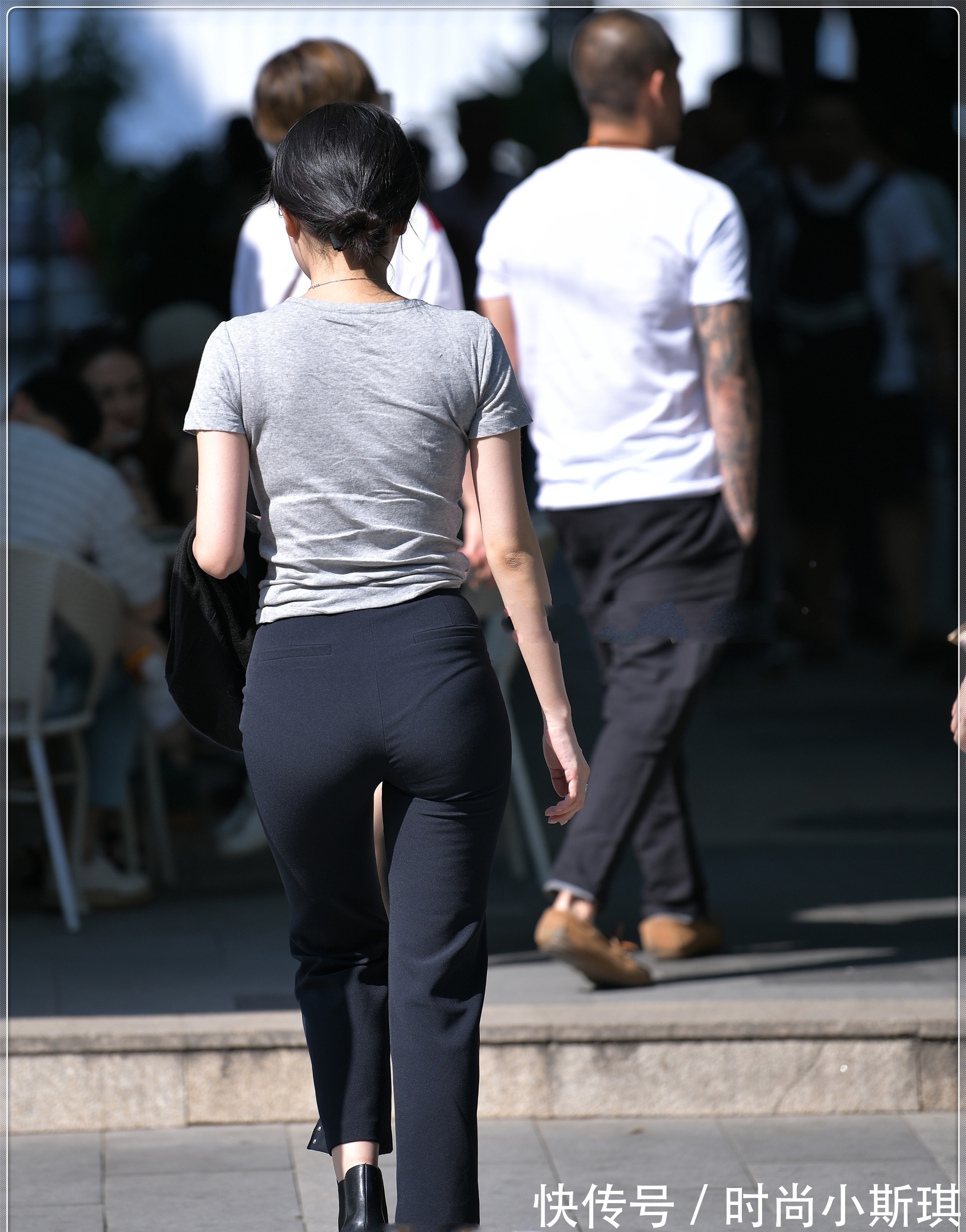 直筒喇叭裤 灰色棉麻短袖搭配黑色直筒喇叭裤,清新时尚,精致十足