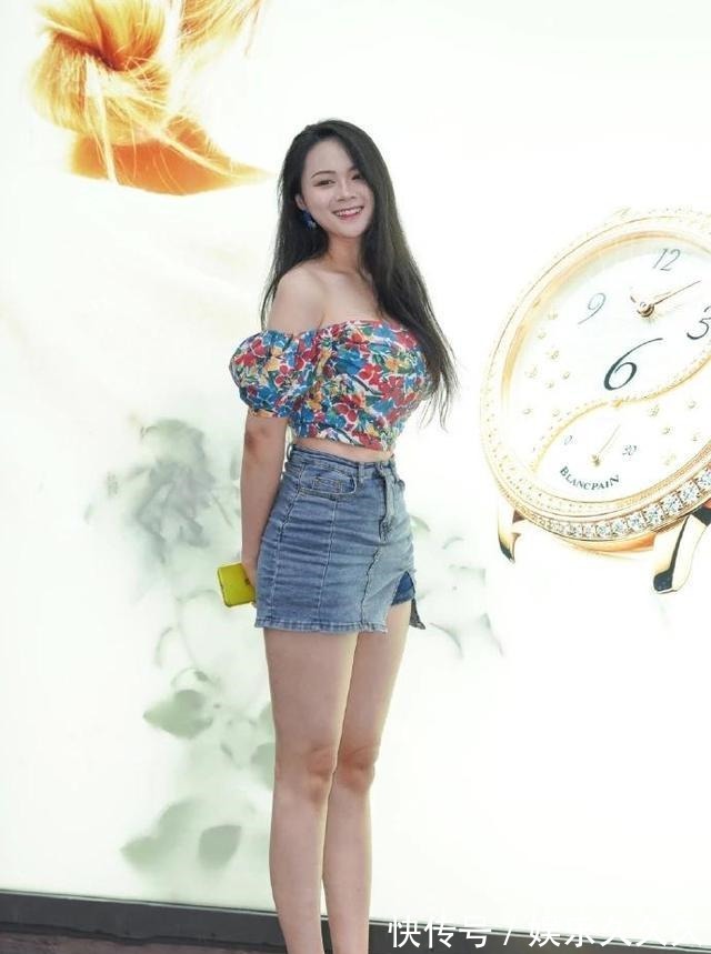 露肩 时尚露肩上衣搭配牛仔超短裙,天生身材高挑小姐姐更加凸显大长腿!