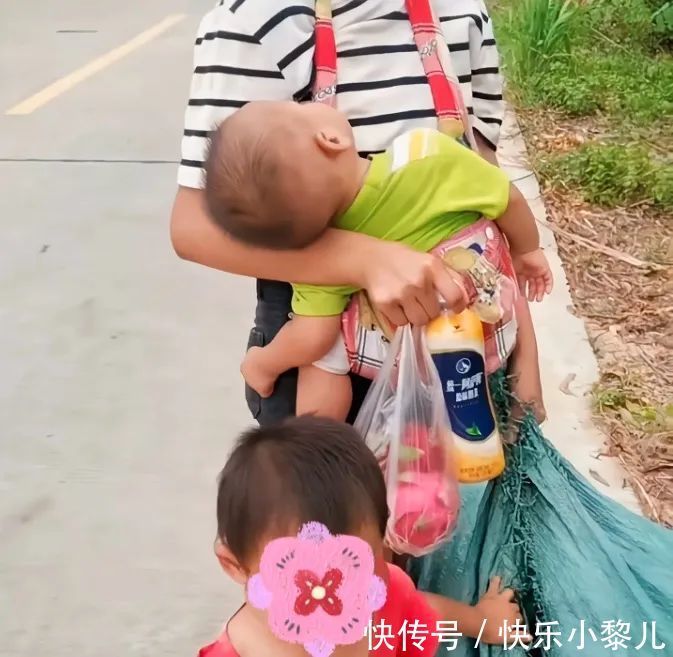 妈妈|24岁妈妈带俩娃烈日下捡垃圾，网友感慨：女人嫁错人太悲哀