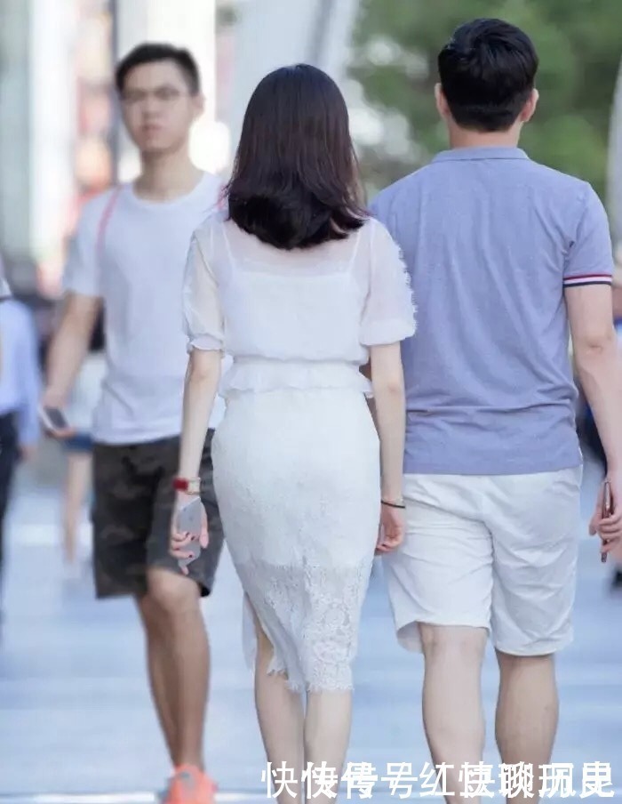金缕|绶带盘金缕,轻裙透碧罗,过膝蕾丝裙巧穿搭令你自信亦优雅