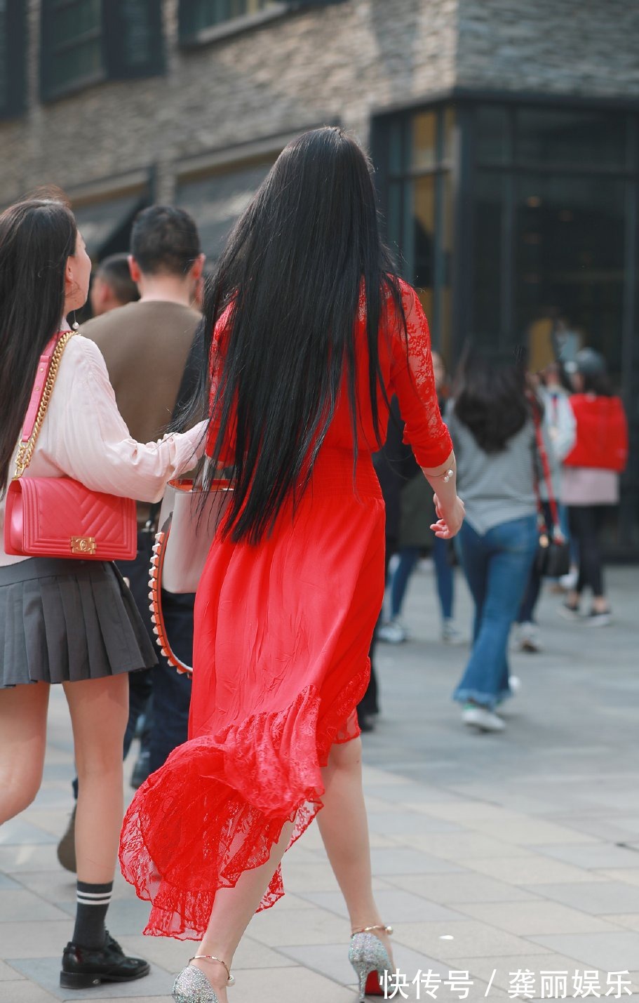 蕾丝 大红色连衣裙搭配尖头细跟鞋,行走在人群中的一抹红,真的很好看