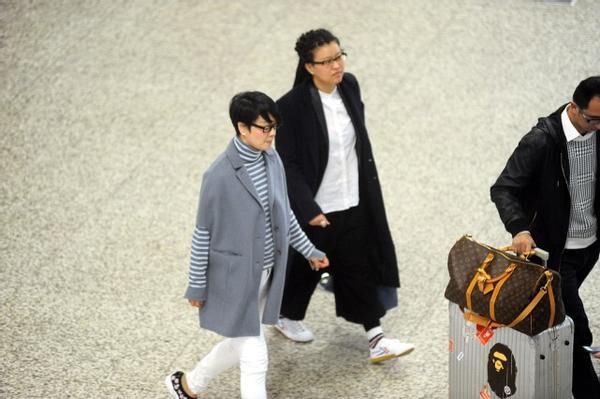 奔六的毛阿敏也老了，防风羽绒服配鲨鱼裤，不见歌坛大姐大风范