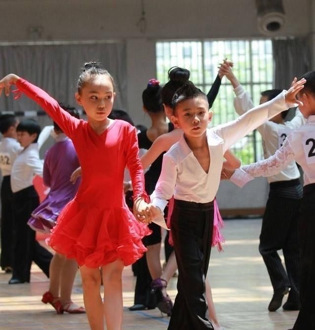 拉丁舞|最“凶”萌宝跳拉丁舞走红,表情管理已失控,网友:奶凶奶凶的