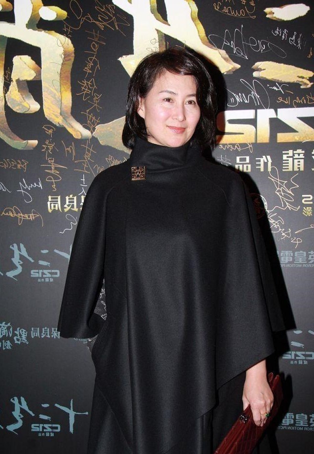 何超琼的贵族气质好浓郁,黑色斗篷裙配阔腿裤优雅端庄,时髦高级