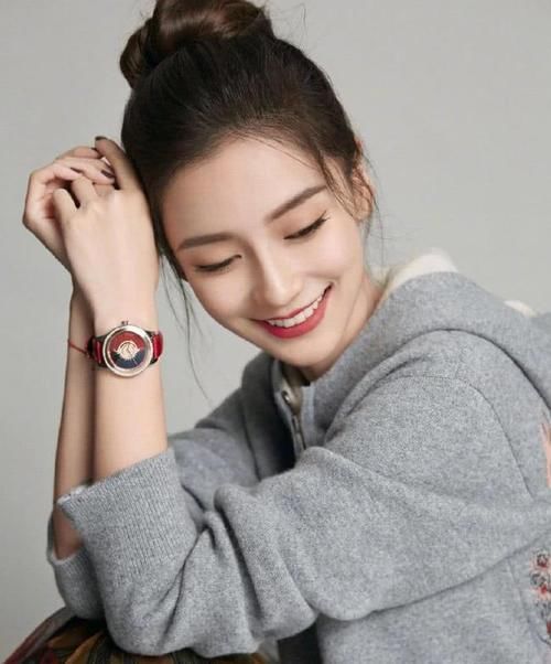写真|女明星的写真照曝光，卫衣穿出甜美女神范，看起来非常时尚靓丽