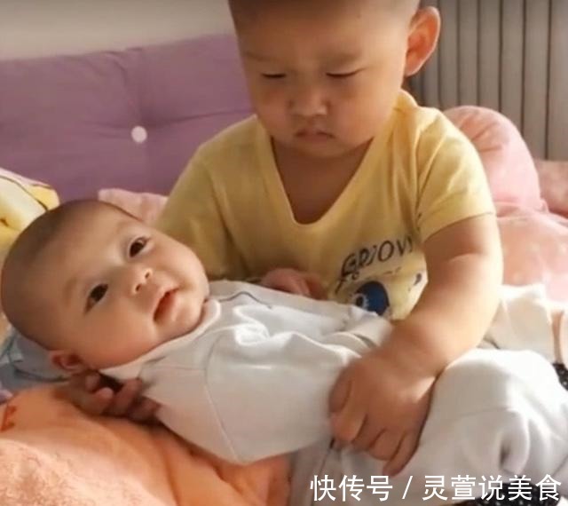 陈丽|3岁哥哥哄3个月弟弟睡觉,结果把自己哄睡着了,弟弟表情生无可恋