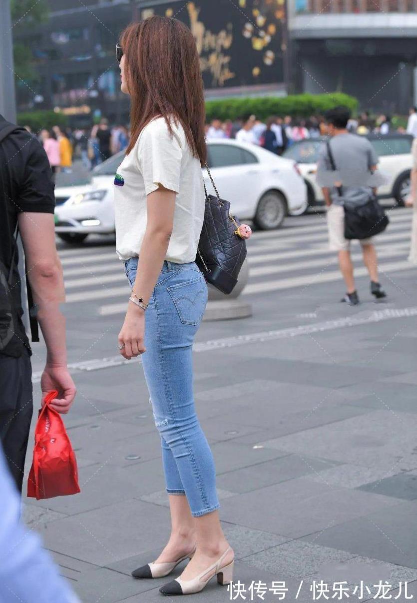 穿搭|美女长发飘飘,搭配上九分牛仔裤,前卫又洋气