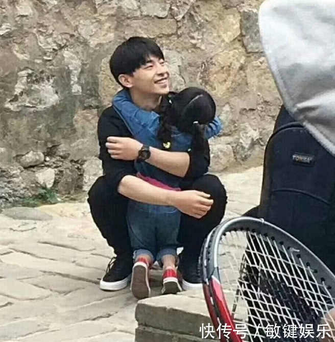 鄧倫小山竹再合體，鄧倫一個姿勢引爭議，粉絲未來老婆會吃醋