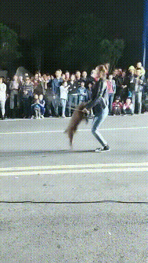 |搞笑GIF:家中的两个活宝,总喜欢坐在弟弟的车上