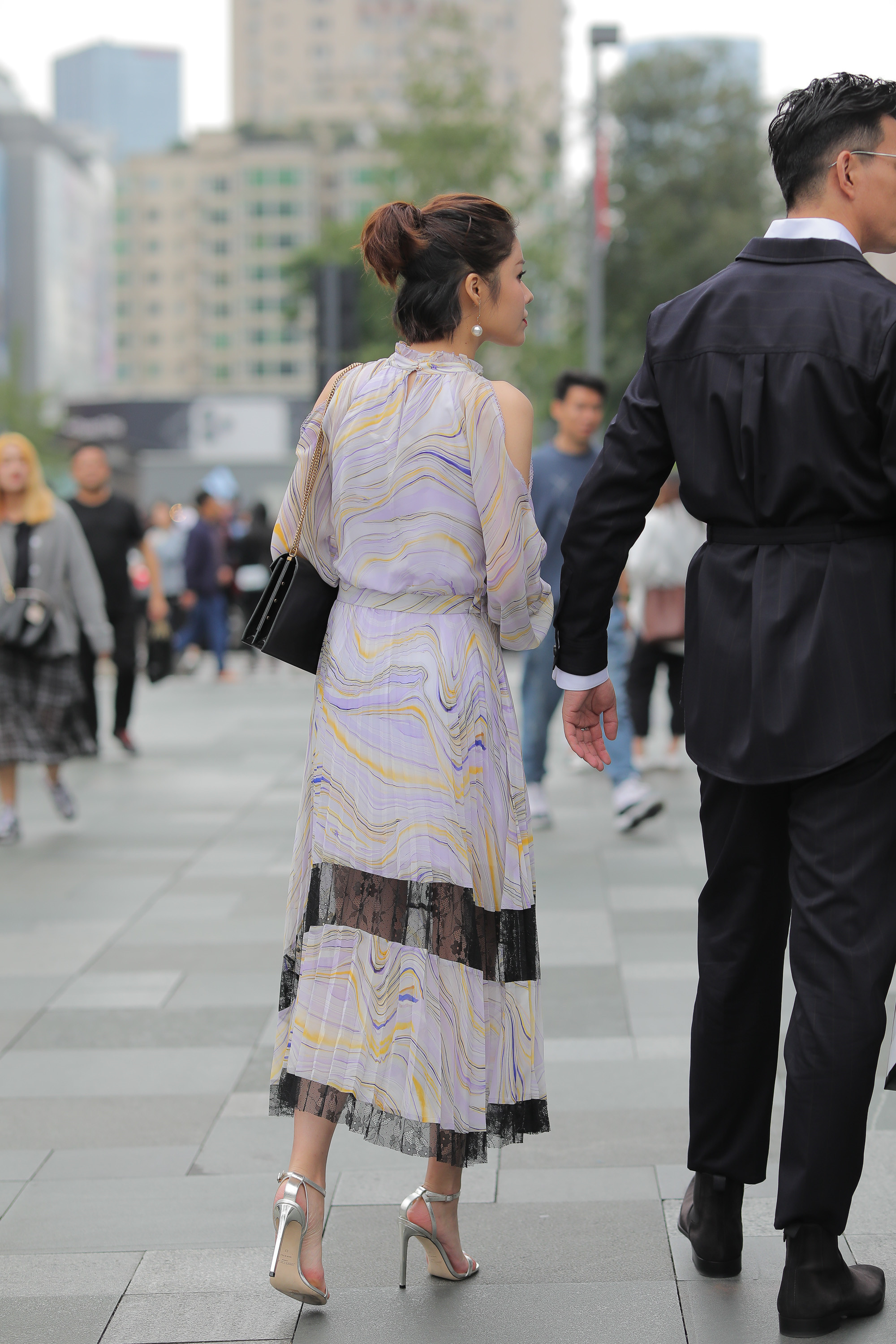 白色|雪纺连衣裙穿上很有气质, 尤其是无肩的款式, 高级十足