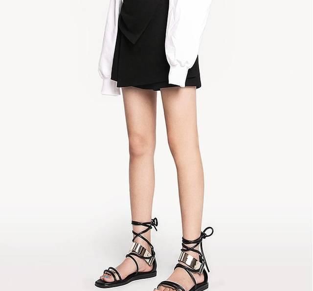 缠绕玉足的温柔,绑带凉鞋打造浪漫夏日时光