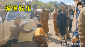 起身|35岁诗妮娜模仿清宫娘娘,起身还要搭侍女的手,太把自己当回事了