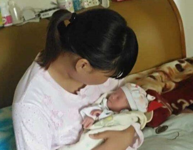 母亲|妻子母乳充足,迟迟不愿喂孩子,到医院检查后,丈夫惭愧低下头