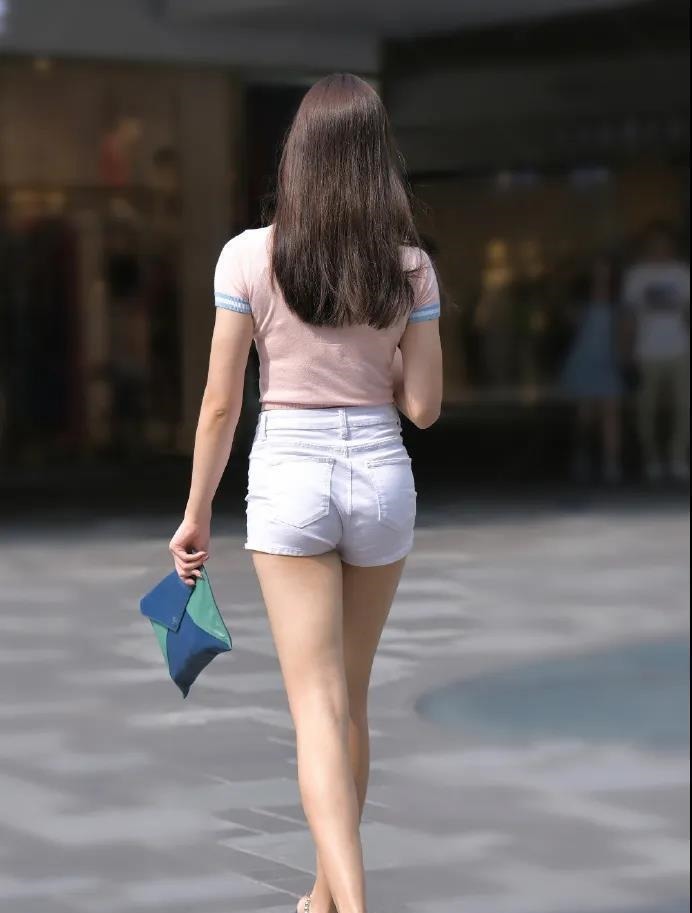 针织短袖衫 姐姐选了淡粉色的针织短袖衫,既清爽又显腿长,美的高挑又靓丽