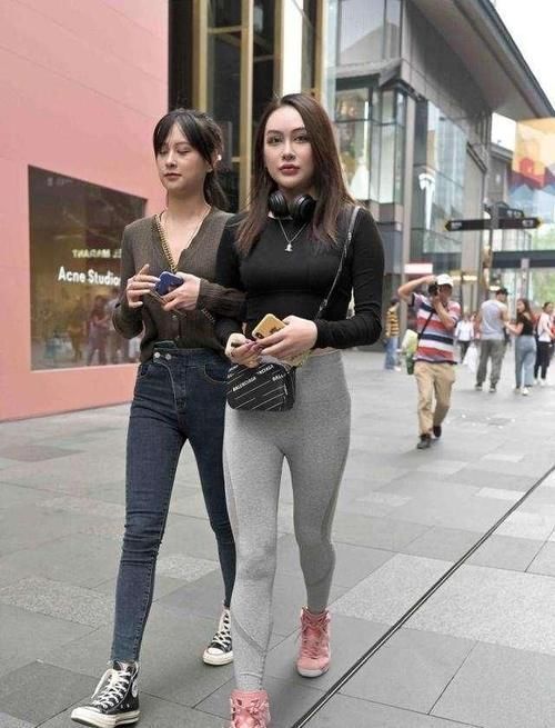 宋慧乔 优雅洋气的打底裤装扮洒脱不俗,展现迷人体态,减龄美丽