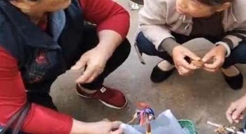 顾客|老奶奶路边卖“特色小吃”,路人只看不买,顾客是你们不识货