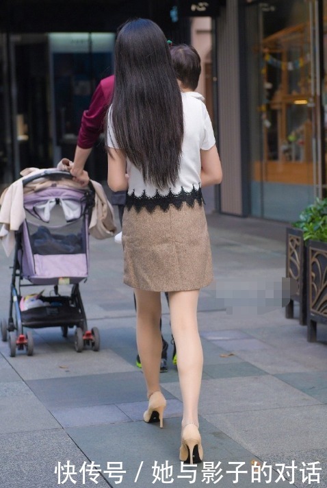 辣妈脚踩高跟还能抱孩子,实力很强,练出来的