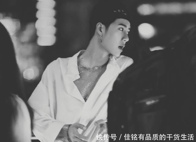 王一博给粉丝投食遭疯抢,手臂压出青筋重到弯腰,无奈转头抿嘴笑