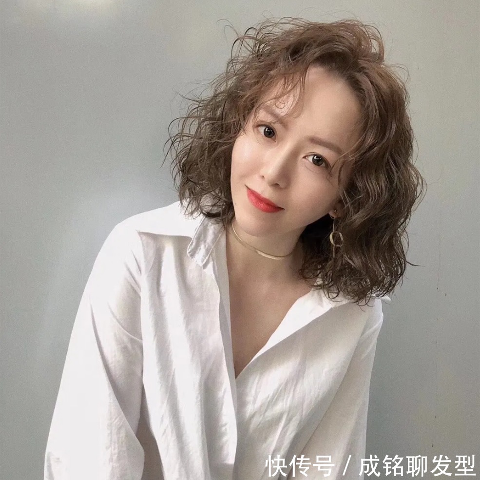 发色 今年全头烫发太火了,年轻人烫洋气,中年人烫时髦,老年人烫减龄