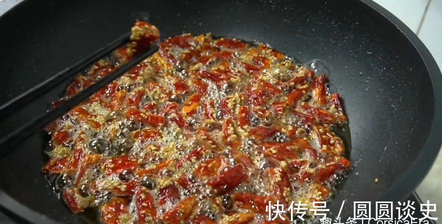 超市15元一斤的辣椒酥，教你在家做，能当零食能下酒，又香又脆