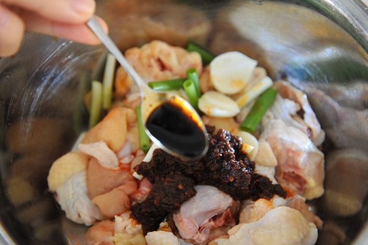 鸡块搭配着香菇一起蒸，肉质鲜嫩又可口，制作简单又美味