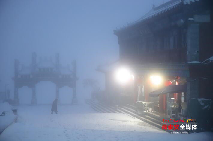 春雪满山坡，岱宗展新颜