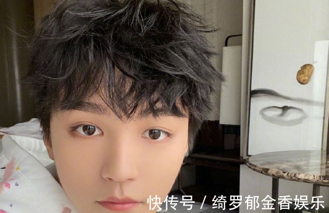 花蛤|王俊凯吃饭扒菜被嘲，金大川委婉提醒气氛尴尬，粉丝发长文挽尊